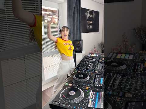 TIME TO START THE WEEKEND… COME ON! 🔥🎧 who's ready for this VIBE?? 😏🔊💃